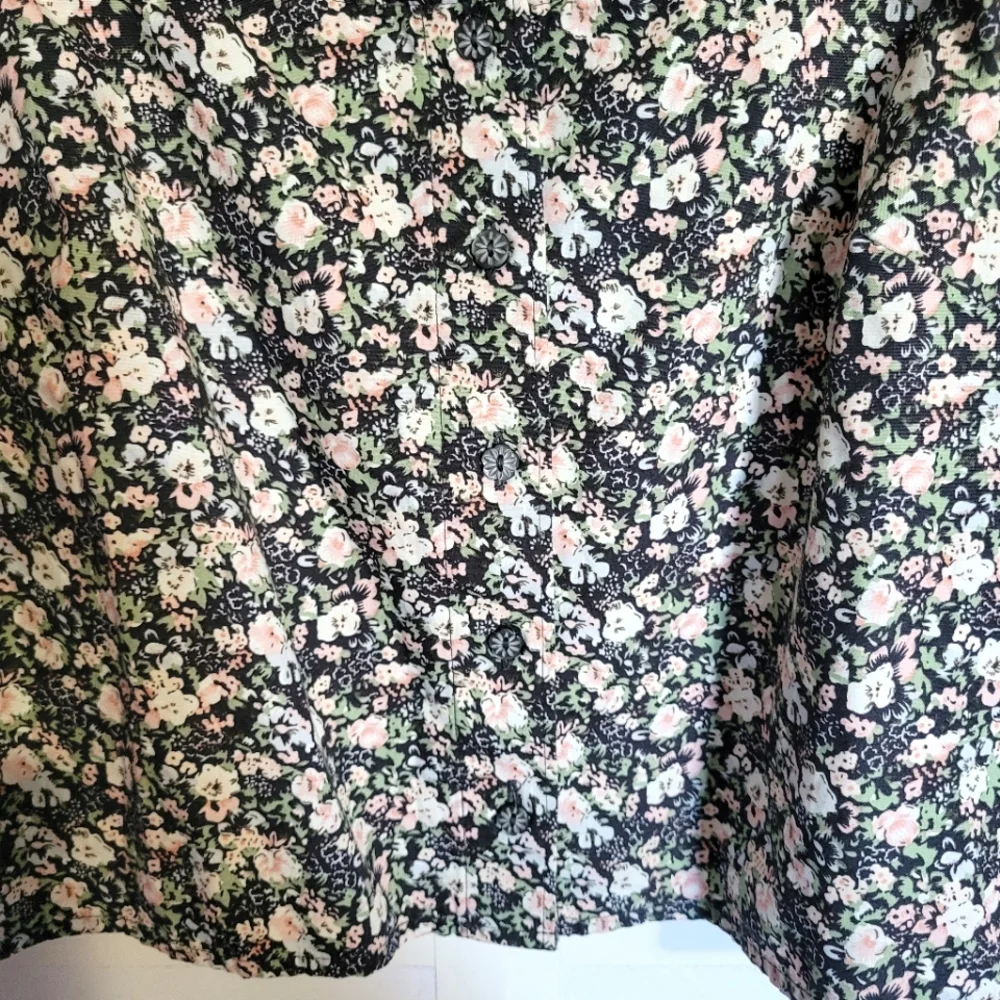 Levi's Cropped Button-Front Blouse - Picture 4 of 5